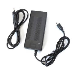 Chargeur pour la batterie interne du scooter électrique Navee V40  - 1 Chargeur pour la batterie interne du scooter électrique N